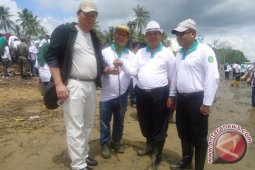 Yahya Anja Tanam Mangrove di Delta Mahakam