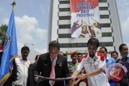 Roy Suryo Terjun dari Puncak Gedung Kemenpora Bentangkan Spanduk