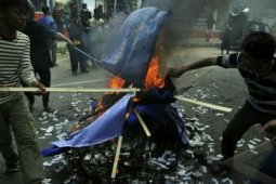 BAKAR BENDERA NASDEM