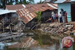 Abrasi Sungai Airmanjunto ancam permukiman warga