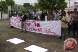 Kantor Kejaksaan Paser Didemo Massa
