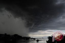 Hujan deras mengakibatkan Kali Entrop Jayapura meluap