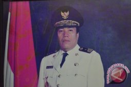Mantan Gubernur Adjis Ahmad dikebumikan