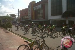 Balap Sepeda - Ribuan Warga Saksikan "Pontianak City Road Race"
