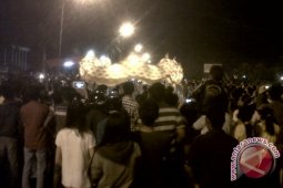 Ribuan Warga Saksikan Atraksi Naga di Alun-alun