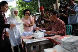RIEKE DAMPINGI NENEKNYA