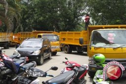 Sopir truk di Pelabuhan Pangkalbalam mogok kerja