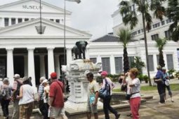 WISATAWAN KUNJUNGI MUSEUM