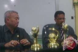 TIGA PENGHARGAAN
