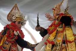 PAGELARAN TARI BALI