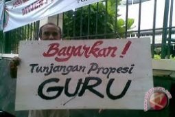 Ratusan guru unjukrasa ke DPRD Kota Jambi