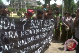 Mahasiswa Bakar Ban Tuntut Perbaikan Infrastruktur Kalbar