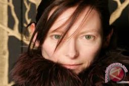 Aksi Tidur di Dalam Peti Kaca  Ala Tilda Swinton