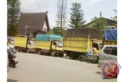 Antrean Mobil Di SPBU  Meluber