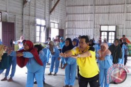 Suwandi Puji Pembinaan Lansia di Desa Sekurou Jaya