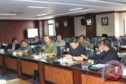Rapat Dengan Staf Ahli