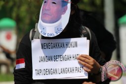 Kenakan topeng