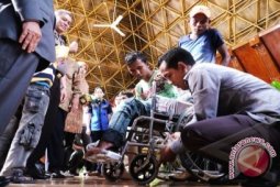 Pemkab Bangka salurkan alat bantu penyandang cacat