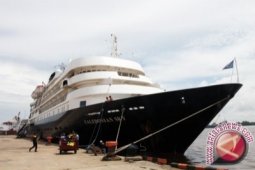 Us Excursion Ship To Visit Banjarmasin