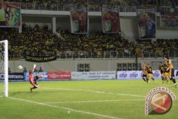 Penalti Esteban Bawa Mitra Raih Tiga Poin