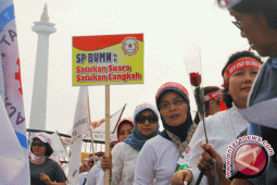 Buruh "kejar" Dahlan Iskan hingga ke DPR