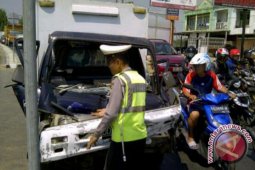 Truk sayur hantam mobil box tiga tewas