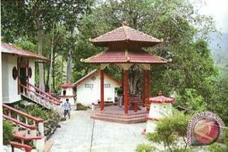Dewi Kuan Yin kibarkan bendera setengah tiang