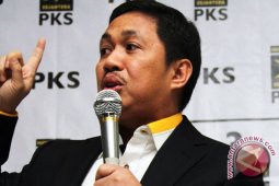 PKS tetap laporkan KPK ke mabes polri