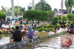 Warga Manfaatkan Banjir Sebagai Arena Rekreasi