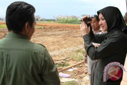 Rita Widyasari Tinjau Progres Pembangunan Jembatan