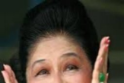 Artikel - Imelda Marcos Kenang Masa Jayanya