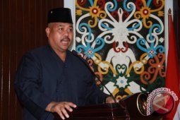 Gubernur Serahkan Surat Plt Bupati Kukar kepada Edi Damansyah