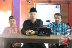 Warga Buton Berikan Gelar Kehormatan Sejumlah Tokoh