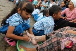 Rayakan Kelulusan Dengan Cuci Kaki Ibu