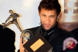 Neymar dikontrak Barcelona