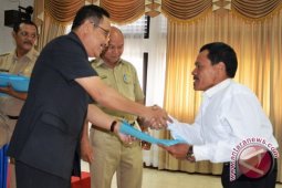 Sekda Sekadau Serahkan  SK CPNS Tenaga Honorer