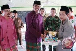 Wabup Serahkan Bantuan Kepada Korban Banjir