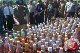Satgas Pamtas Amankan Minuman Keras Asal Malaysia