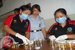 Siswa SMK di Denpasar Jalani Tes Urine
