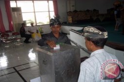 Narapidana LP Kerobokan Berpakaian Adat Saat Mencoblos