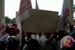 Ratusan Buruh Unjuk Rasa