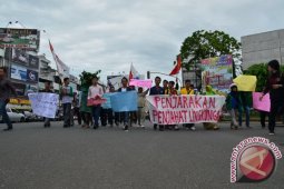 Walhi demo tolak tambang dan perluasan perkebunan