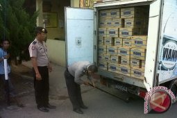 Polresta Periksa Tamu Dengan Pendeteksi Logam