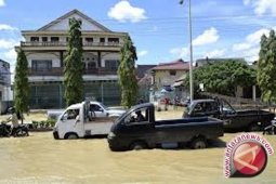 Pasang Sungai Mahakam Genangi Jalan Di Samarinda