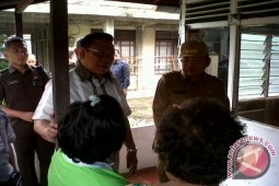 Menkokesra Serahkan Kartu Perlindungan Sosial