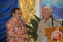 Gubernur Siap Terima Kritik dari Camat