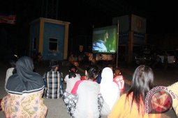Sosialisasikan KB Di Layar Tancap