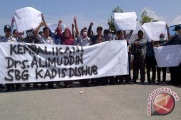 Puluhan PNS Penajam Lakukan Aksi Penolakan Mutasi