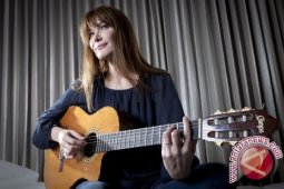 Carla Bruni Akan Tur ke Prancis