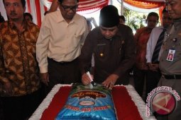 Gubernur Tandatangani Beras Angso Duo